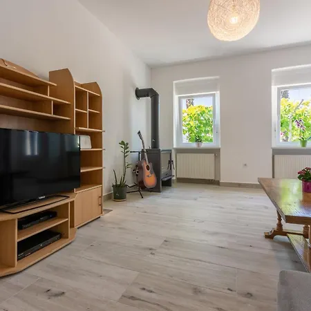 Semesterbostad Tinac *